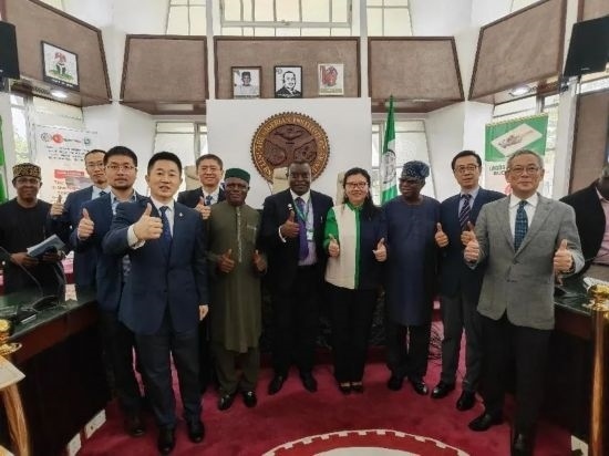 3月21日，與會(huì)嘉賓在首屆拉各斯論壇現(xiàn)場(chǎng)合影留念。（圖片由中國(guó)駐拉各斯總領(lǐng)事館提供）