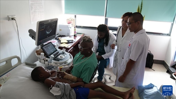 3月4日，在多米尼克羅索的中多友誼醫(yī)院，援多醫(yī)療隊成員、南方醫(yī)科大學第五附屬醫(yī)院心血管內(nèi)科主治醫(yī)師駱志鵬與當?shù)蒯t(yī)生共同診療。新華社記者 王朝 攝