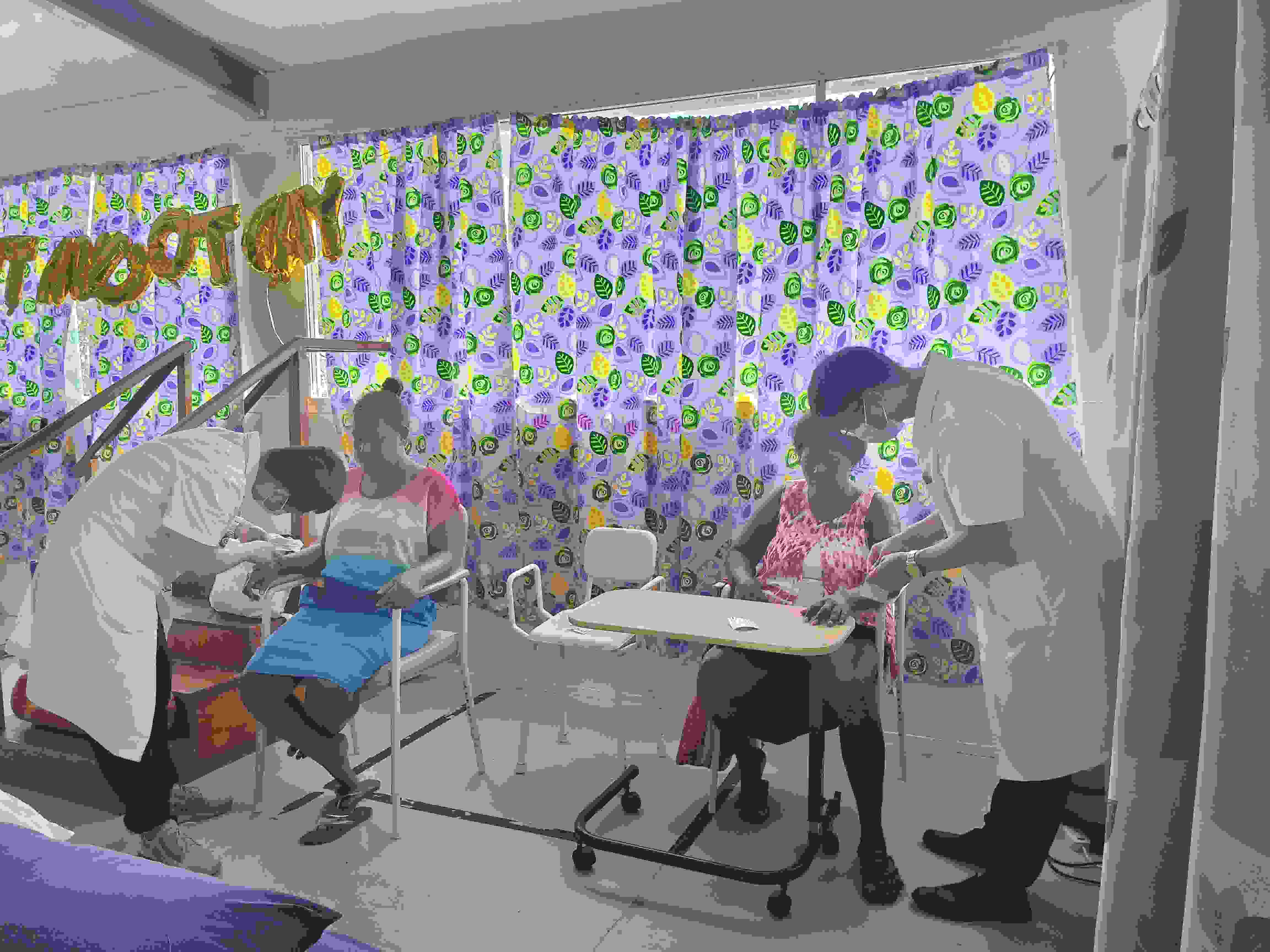 2023年7月3日，中國(guó)援助所羅門(mén)群島醫(yī)療隊(duì)針灸大夫在所羅門(mén)群島首都霍尼亞拉國(guó)家轉(zhuǎn)診醫(yī)院為患者治療。