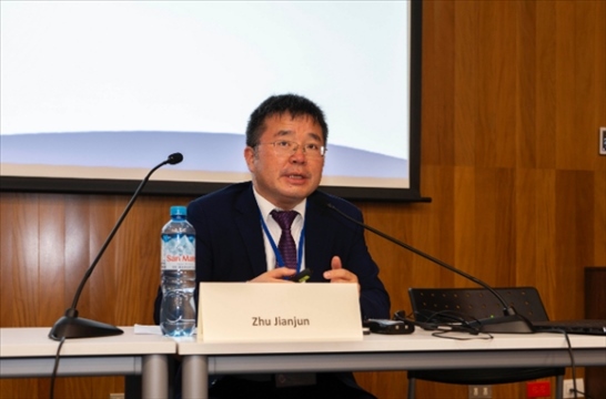 上海外國語大學(xué)國際文化交流學(xué)院副院長朱建軍做專題講座。（秘魯天主教大學(xué)孔子學(xué)院供圖）