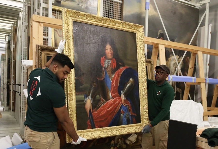  2024年3月11日，在法國(guó)巴黎近郊的凡爾賽宮，工作人員準(zhǔn)備打包油畫《路易十四戎裝像》。在2024年中法建交60周年暨中法文化旅游年之際，凡爾賽宮和故宮博物院將于4月至6月在故宮共同舉辦“凡爾賽宮與紫禁城”展覽。凡爾賽宮工作人員將70余件法方展品打包裝箱，計(jì)劃在不久之后將其運(yùn)往北京。新華社記者 高靜 攝