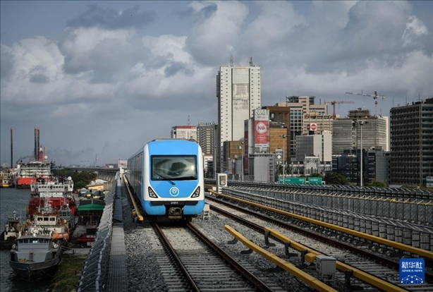 這是2月28日在尼日利亞拉各斯拍攝的一列輕軌藍(lán)線列車。新華社記者 韓旭 攝