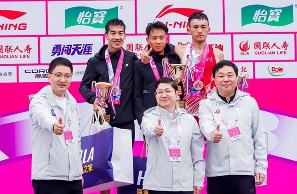 無錫市人民政府副秘書長(zhǎng)顧文龍，無錫市體育局黨組書記、副局長(zhǎng)楊宇華，海瀾集團(tuán)黨委副書記、副總裁江南共同為全國(guó)馬拉松錦標(biāo)賽（第一站）男子組前3名頒獎(jiǎng)。受訪者供圖