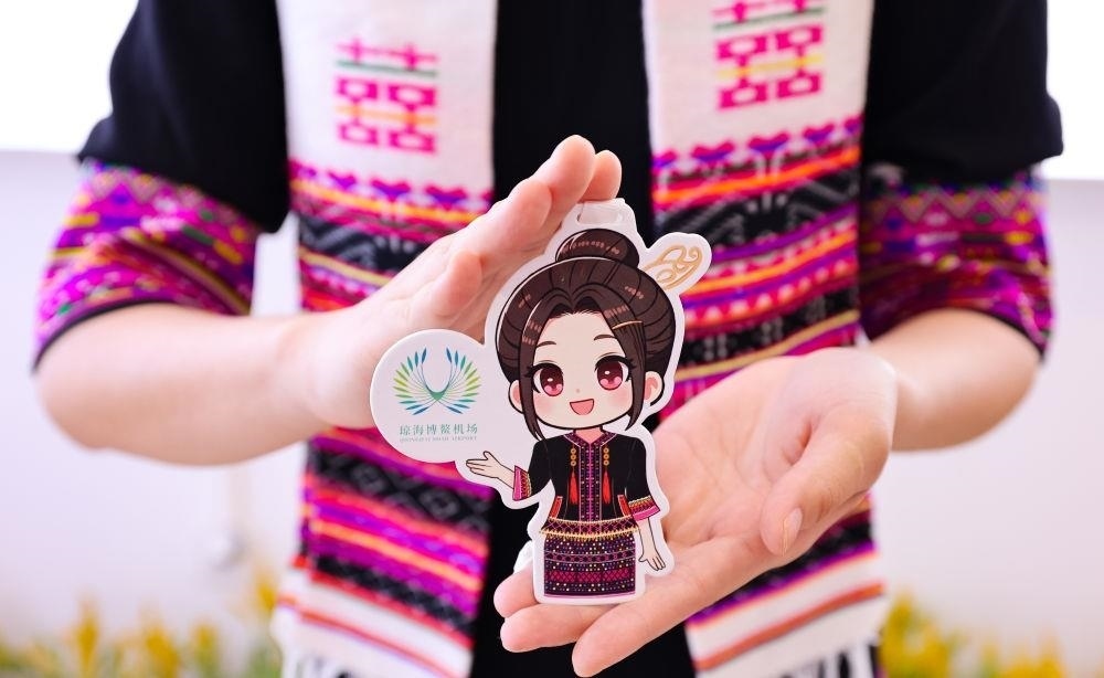 △2024年3月22日，博鰲機(jī)場(chǎng)工作人員展示“博鰲香”香氛卡片。