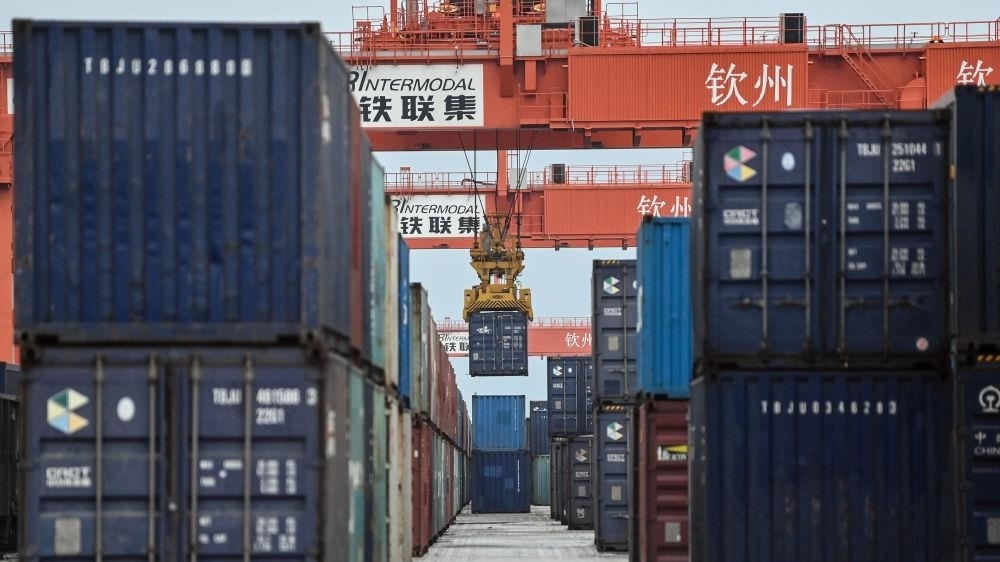 △2023年5月11日，在廣西欽州鐵路集裝箱中心站，塔吊在下卸集裝箱。近年來(lái)，在RCEP政策紅利推動(dòng)下，中國(guó)與東盟產(chǎn)業(yè)合作不斷深化，助力區(qū)域經(jīng)濟(jì)發(fā)展。