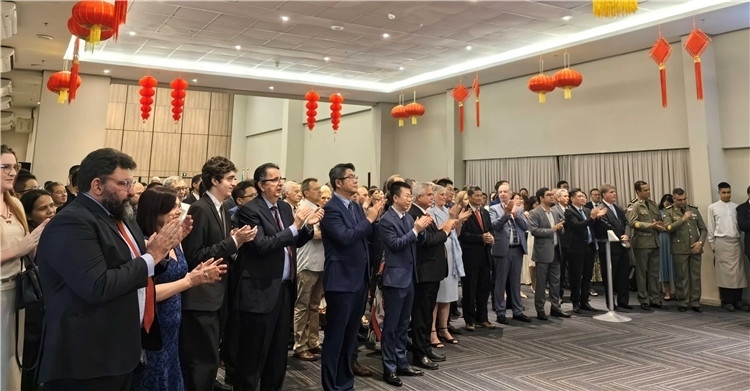 當(dāng)?shù)貢r間3月27日，中國駐累西腓新任總領(lǐng)事蘭和平舉行到任招待會。圖為招待會現(xiàn)場。中國駐累西腓總領(lǐng)事館供圖