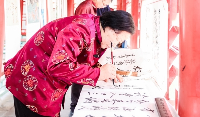 杏花節(jié)書(shū)畫(huà)展上書(shū)法家現(xiàn)場(chǎng)創(chuàng)作。受訪方供圖