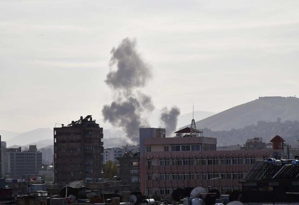這是4月1日在敘利亞首都大馬士革拍攝的爆炸后升起的濃煙。新華社發(fā)（阿瑪爾攝）