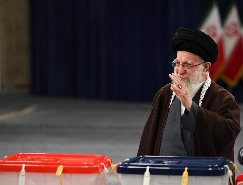 3月1日，在伊朗首都德黑蘭，伊朗最高領(lǐng)袖哈梅內(nèi)伊在設(shè)于領(lǐng)袖府內(nèi)的投票站投票。新華社記者沙達(dá)提攝