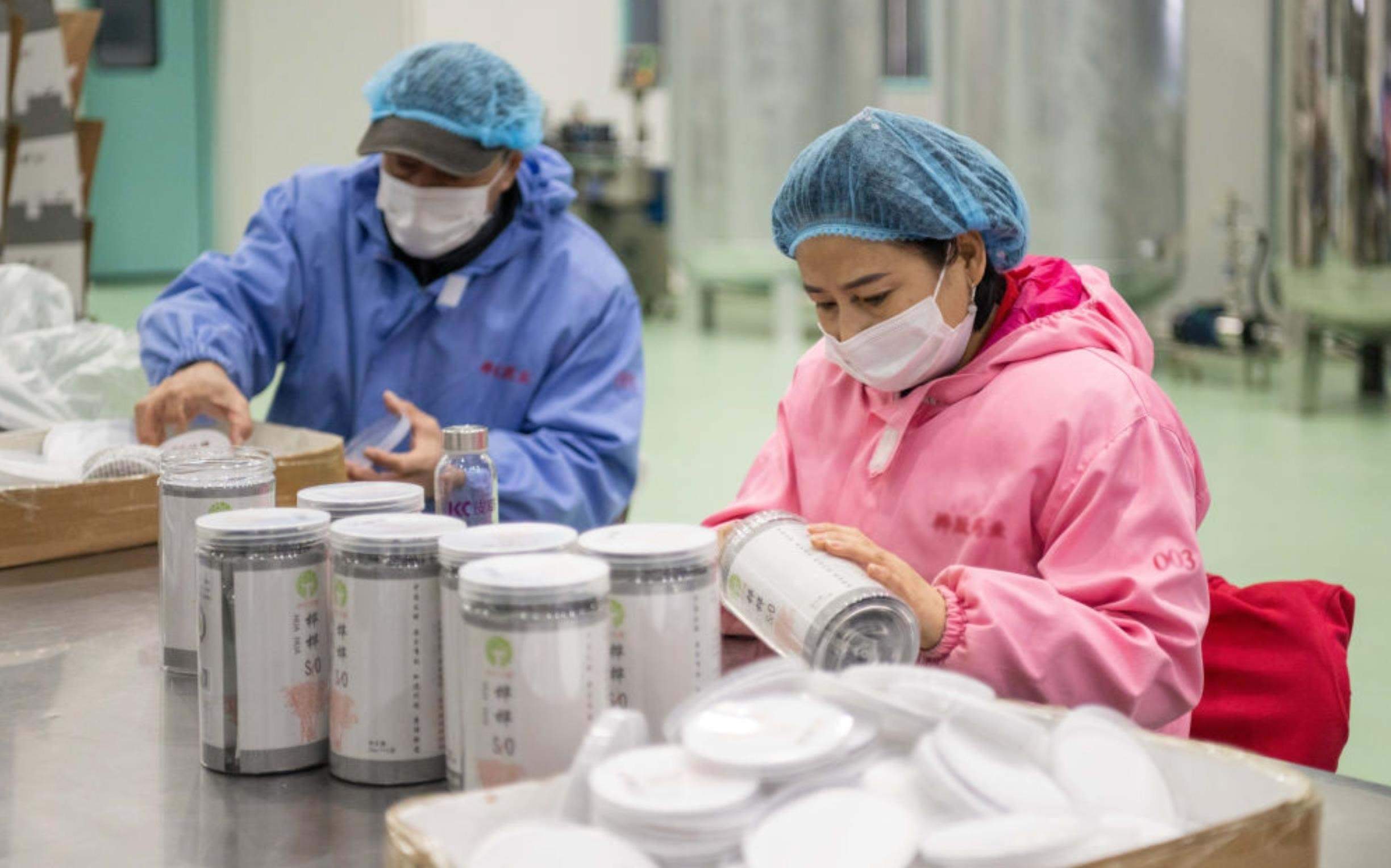 △2024年3月12日，黑龍江伊春一家公司內(nèi)，工作人員在包裝樺樹汁相關(guān)產(chǎn)品。