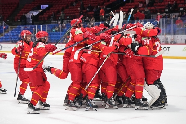 中國隊?wèi)c祝比賽勝利。圖片來源：國際冰聯(lián)