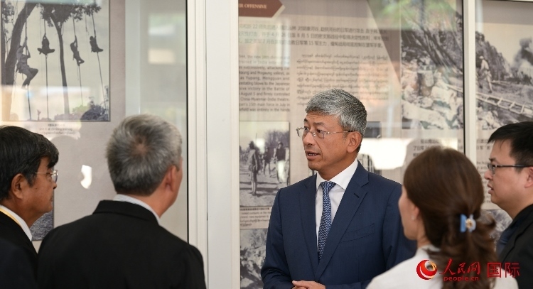 陳海大使了解中國(guó)遠(yuǎn)征軍紀(jì)念館情況。人民網(wǎng)記者 謝佳君攝