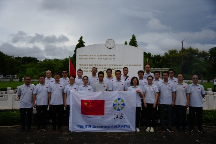 醫(yī)療隊合影。中國援桑醫(yī)療隊供圖