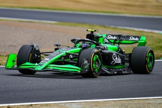 4月5日，索伯車隊(duì)中國車手周冠宇在練習(xí)賽中。新華社記者 張笑宇 攝