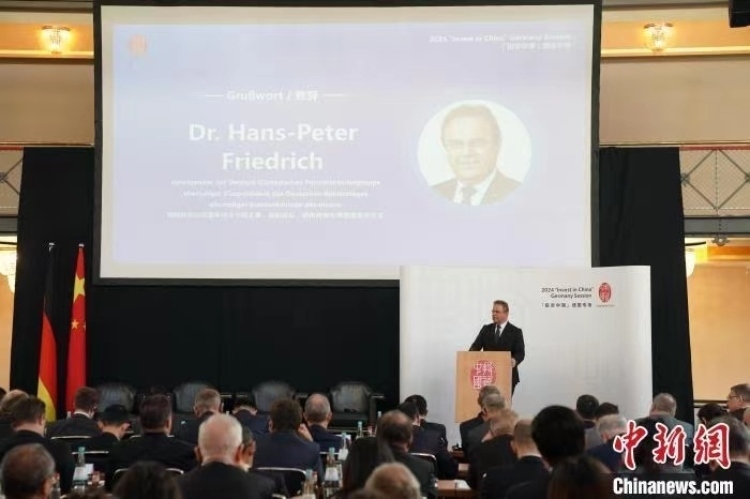 當(dāng)?shù)貢r(shí)間4月5日，由中國商務(wù)部主辦的“投資中國”德國專場推介活動在斯圖加特市舉行。中新社記者 馬秀秀 攝