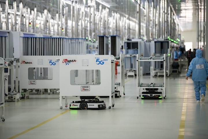 2024年1月10日，在位于浙江省金華市金義新區(qū)的潤(rùn)馬光能集團(tuán)金華工廠智能化生產(chǎn)車間里，AGV（自動(dòng)導(dǎo)引運(yùn)輸）小車忙碌穿梭在生產(chǎn)單元之間。圖源新華社