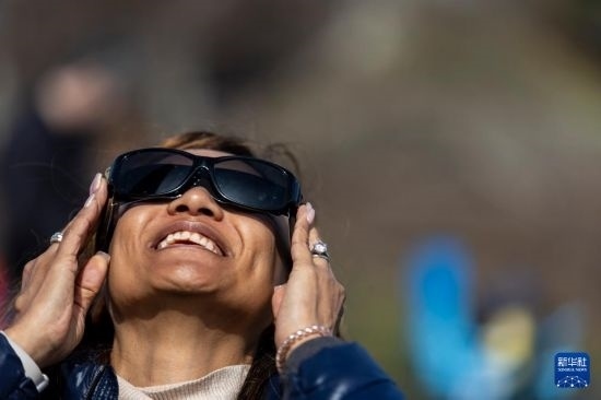 4月8日，一名女子在美國紐約州普拉茨堡觀看日食。新華社發(fā)（文森特·約翰遜攝）