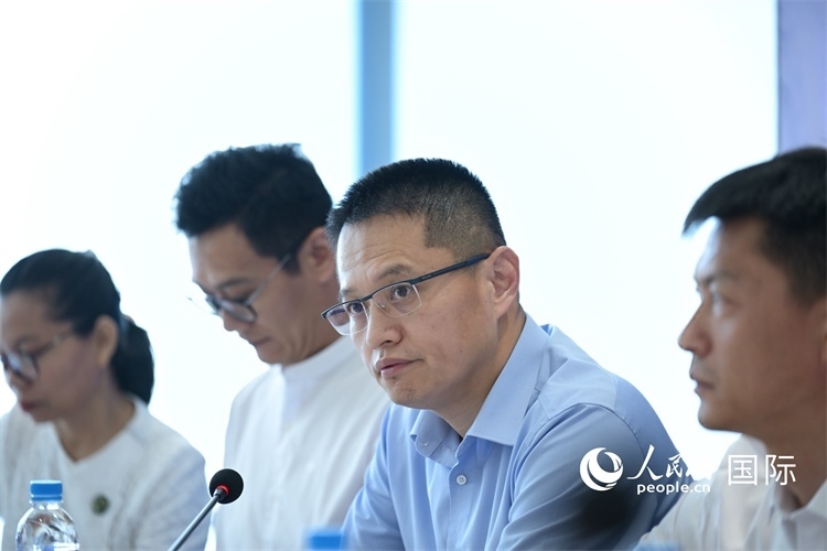 緬甸中國企業(yè)商會會長、工商銀行仰光分行行長劉銘介紹有關(guān)情況-人民網(wǎng)記者謝佳君攝