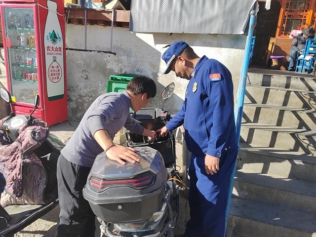 拉薩市消防救援支隊(duì)組織開(kāi)展電動(dòng)自行車消防安全檢查工作。受訪者供圖