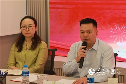 巴西和統(tǒng)會(huì)會(huì)長(zhǎng)張小春（右）在座談會(huì)上致辭。人民網(wǎng)記者 陳海琪攝