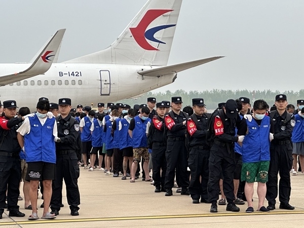 中國(guó)籍涉賭詐違法犯罪嫌疑人從柬埔寨被押解回國(guó)。人民網(wǎng)記者 郝萍攝