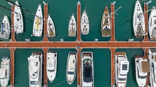 △超250艘船艇亮相第四屆消博會游艇展。