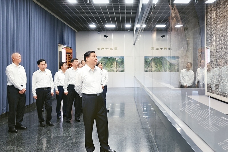 2023年7月29日，中共中央總書記、國(guó)家主席、中央軍委主席習(xí)近平在四川考察結(jié)束返京途中，來到陜西省漢中市考察。這是習(xí)近平參觀漢中市博物館有關(guān)歷史文物展陳。 新華社記者 鞠鵬/攝