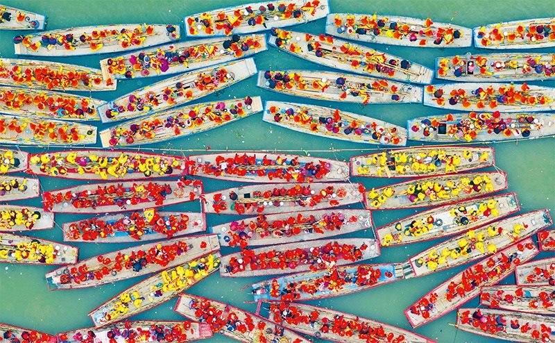 溱潼會(huì)船由南宋相沿至今，歷經(jīng)數(shù)百年傳承，被列入國(guó)家級(jí)非物質(zhì)文化遺產(chǎn)名錄。圖為2024年4月6日在江蘇省泰州市姜堰區(qū)溱湖國(guó)家濕地公園參加會(huì)船表演的船只。 新華社發(fā) 湯德宏/攝