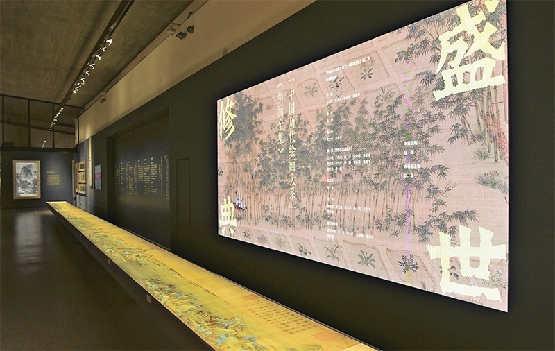 “中國(guó)歷代繪畫(huà)大系”，是習(xí)近平總書(shū)記親自批準(zhǔn)、高度重視的一項(xiàng)規(guī)模浩大、縱貫歷史、橫跨中外的國(guó)家級(jí)重大文化工程。圖為中國(guó)國(guó)家版本館杭州分館展示的“盛世修典——‘中國(guó)歷代繪畫(huà)大系’”收錄的數(shù)字化古畫(huà)（2023年5月31日攝）。 新華社記者 翁忻旸/攝