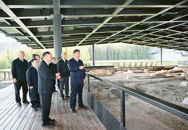 2023年10月10日至13日，中共中央總書記、國(guó)家主席、中央軍委主席習(xí)近平在江西考察。這是11日上午，習(xí)近平在景德鎮(zhèn)市陶陽(yáng)里歷史文化街區(qū)南麓遺址考察。 新華社記者 謝環(huán)馳/攝