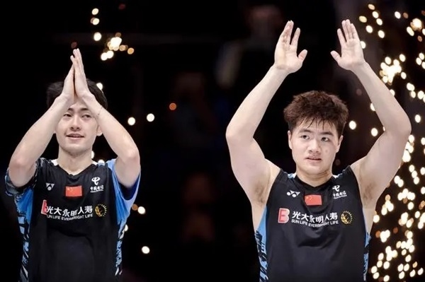 4月14日，梁偉鏗（右）/王昶在頒獎(jiǎng)儀式上。 新華社記者 江漢攝