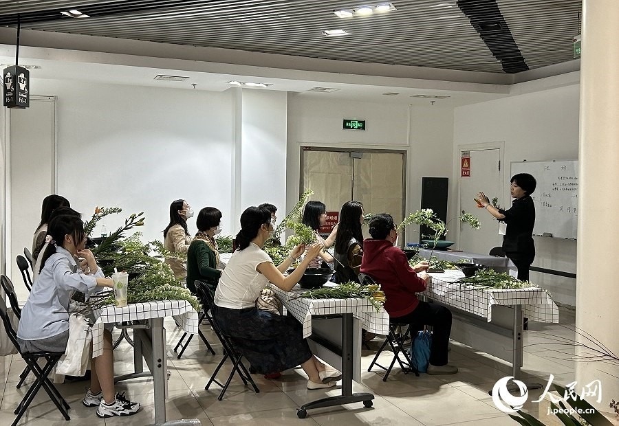 插花體驗(yàn)課。人民網(wǎng) 玄番登史江攝
