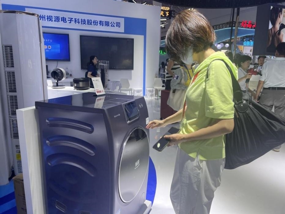 在廣東館展區(qū)內(nèi)，觀展者正在了解家用電器性能。人民網(wǎng)記者 楊迪攝