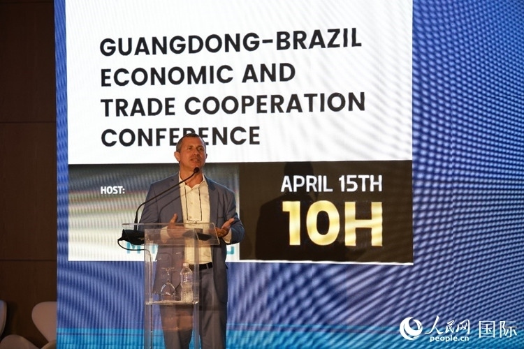 巴西里約州能源和海洋經濟部國務秘書費利佩·佩肖托在推介會上致辭。人民網記者 陳海琪攝