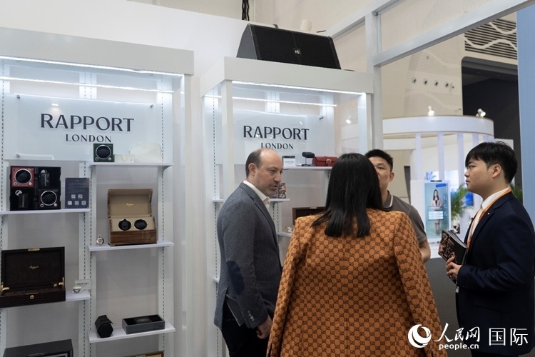 客商在第四屆中國國際消費(fèi)品博覽會(huì)英國國家館內(nèi)交談。人民網(wǎng) 常沙攝