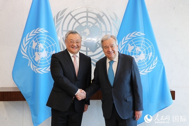 4月16日，中國新任常駐聯(lián)合國代表、特命全權(quán)大使傅聰在紐約聯(lián)合國總部向聯(lián)合國秘書長古特雷斯遞交了全權(quán)證書。 人民網(wǎng)記者 李志偉攝