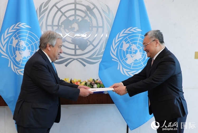 4月16日，中國新任常駐聯(lián)合國代表、特命全權(quán)大使傅聰在紐約聯(lián)合國總部向聯(lián)合國秘書長古特雷斯遞交了全權(quán)證書。 人民網(wǎng)記者 李志偉攝