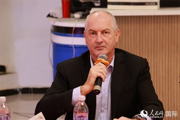 巴西里約大都會研究所執(zhí)行官西奧·舒克在座談會上致辭。人民網(wǎng)記者 陳海琪攝