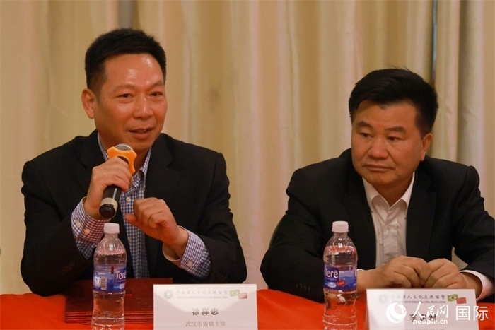 武漢市僑聯(lián)主席徐祥忠（左）在座談會上致辭。人民網(wǎng)記者 陳海琪攝