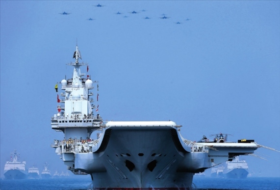 制空作戰(zhàn)梯隊飛越航母編隊上空（2018年攝）。 張雷攝