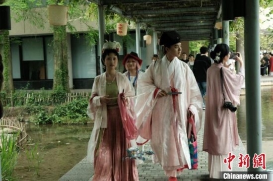 年輕人盛裝過“漢服節(jié)”。毛瑜 攝