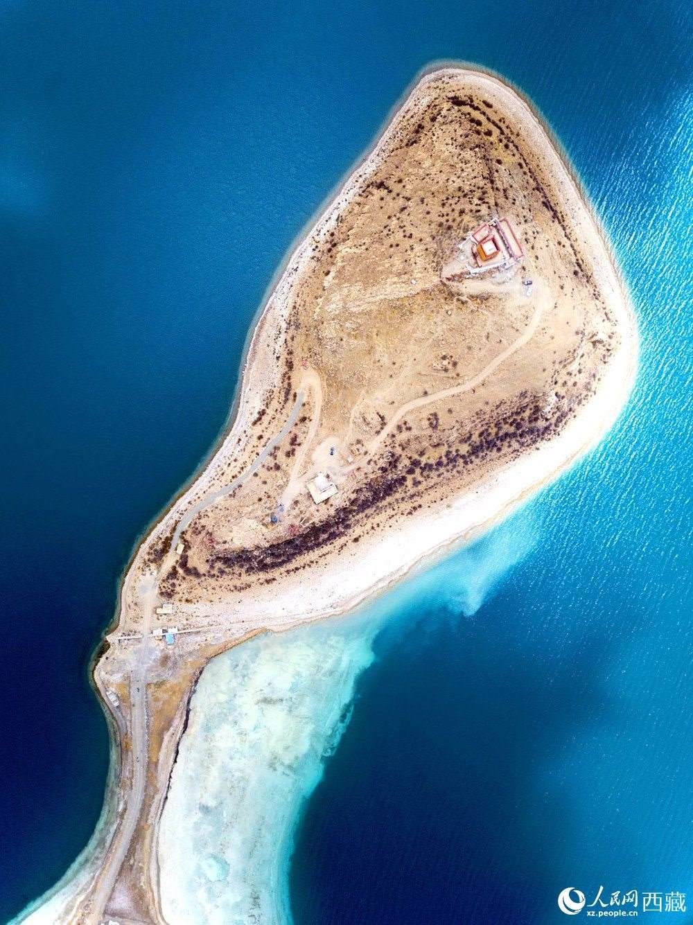 無人機(jī)視角下的西藏羊卓雍錯日托寺風(fēng)光。人民網(wǎng)記者 次仁羅布攝