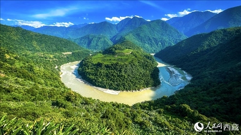 風(fēng)景秀麗、植被繁茂的西藏林芝市墨脫縣果果塘大拐彎。人民網(wǎng)記者 次仁羅布攝
