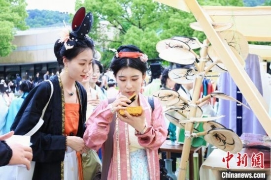 漢服愛好者逛集市。中國絲綢博物館 供圖