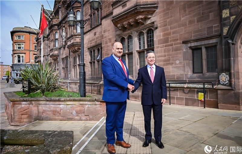 圖為中國駐英國大使鄭澤光在考文垂市政廳會見現(xiàn)場。人民網(wǎng) 郭錦標(biāo)攝