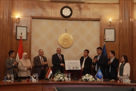 蘇伊士運(yùn)河大學(xué)語音教室正式揭牌。蘇伊士運(yùn)河大學(xué)孔子學(xué)院供圖