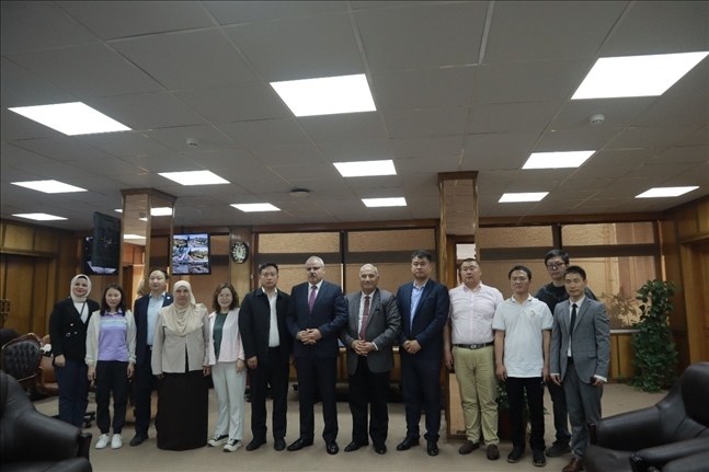 活動(dòng)現(xiàn)場合影。蘇伊士運(yùn)河大學(xué)孔子學(xué)院供圖