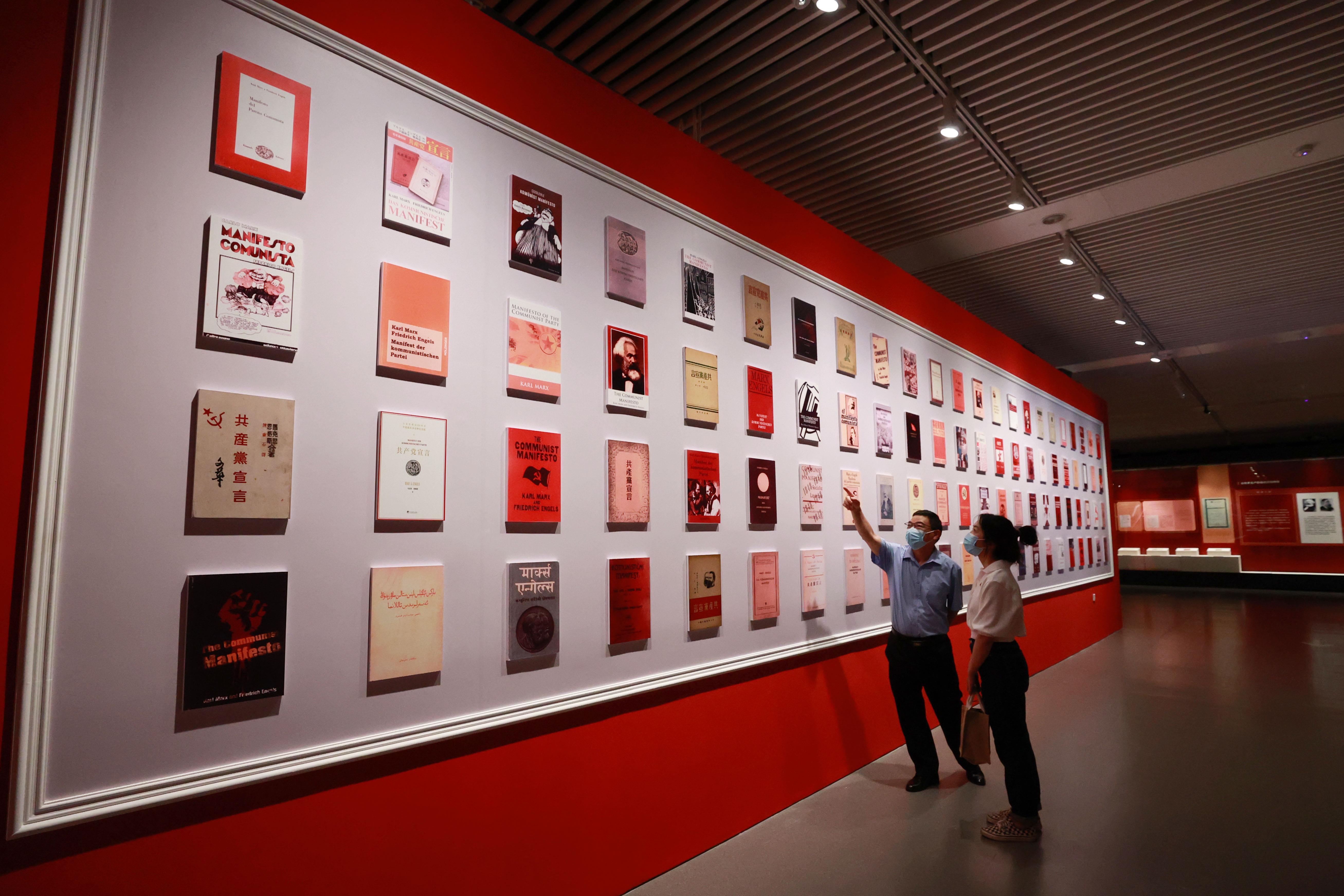 △2021年8月5日，觀眾在國家圖書館觀看不同版本的《共產(chǎn)黨宣言》。