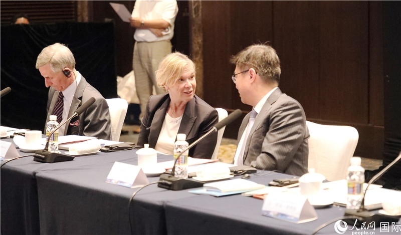 宣介會上，中外官員親切交談。人民網(wǎng)記者趙益普攝