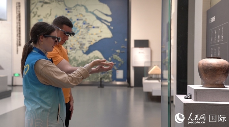 人民網(wǎng)外籍專家在良渚博物院體驗(yàn)AR眼鏡。人民網(wǎng)記者 袁蒙攝